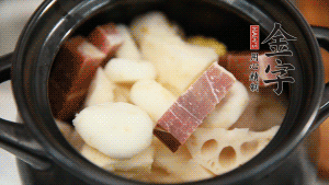 加水沒過食材，加料酒大火煮沸后，再小火燉煮1小時(shí)。（如果沒有砂鍋小火燉煮，用電飯煲的煮湯功能、高壓鍋也是可以的。）