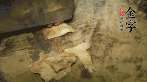 加適量溫水淹沒(méi)食材，大火燉至水沸后再小火慢燉1小時(shí)，出鍋前10分鐘加枸杞。（焯過(guò)水后的豬蹄不應(yīng)再用涼水，用溫水燉煮更容易軟爛。也可以用高壓鍋或者有煲湯功能的電飯煲，省時(shí)又便于入味。）