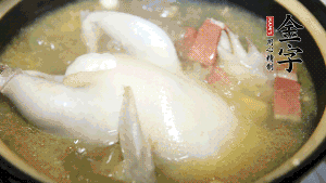 煮沸時(shí)加入蟲草花、香菇、紅棗，以料酒調(diào)味繼續(xù)小火燉煮1小時(shí)左右。