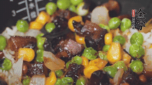 出鍋前加蠔油、生抽調(diào)味，撒點(diǎn)熟白芝麻即可。