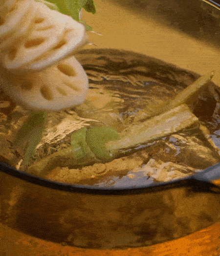 把玉米筍（對(duì)半切開）、西芹（切斜片）、蓮藕（切片），放入開水鍋內(nèi)，加點(diǎn)少許鹽、油，汆燙2分鐘。