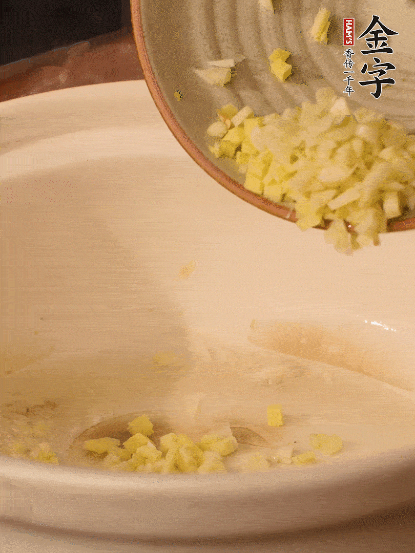 熱油下鍋，姜爆香。下冬瓜略微翻炒。
