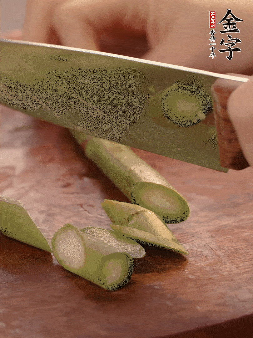 蘆筍去掉底部老的部分，斜切成段。白玉菇去掉根部，日本豆腐切成圓厚片。