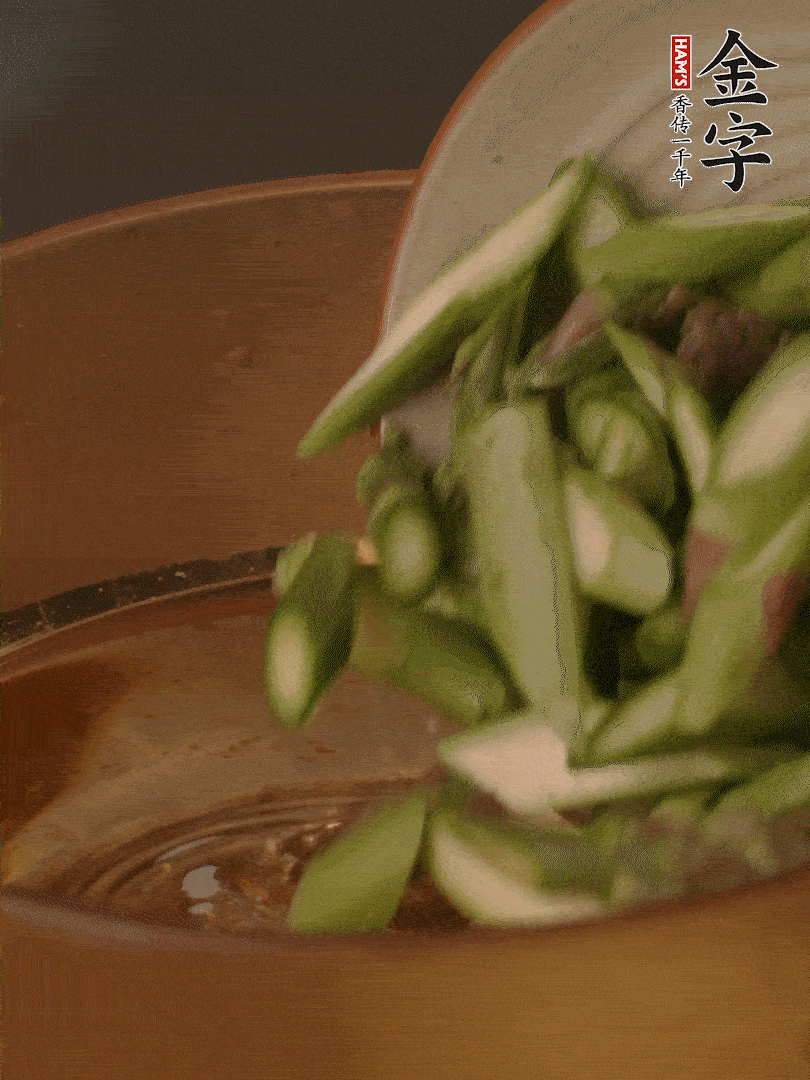 蘆筍、白玉菇焯水30秒備用。
