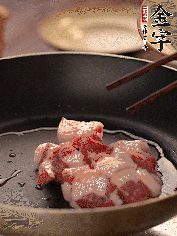 五花肉切條，煎到兩面金黃。