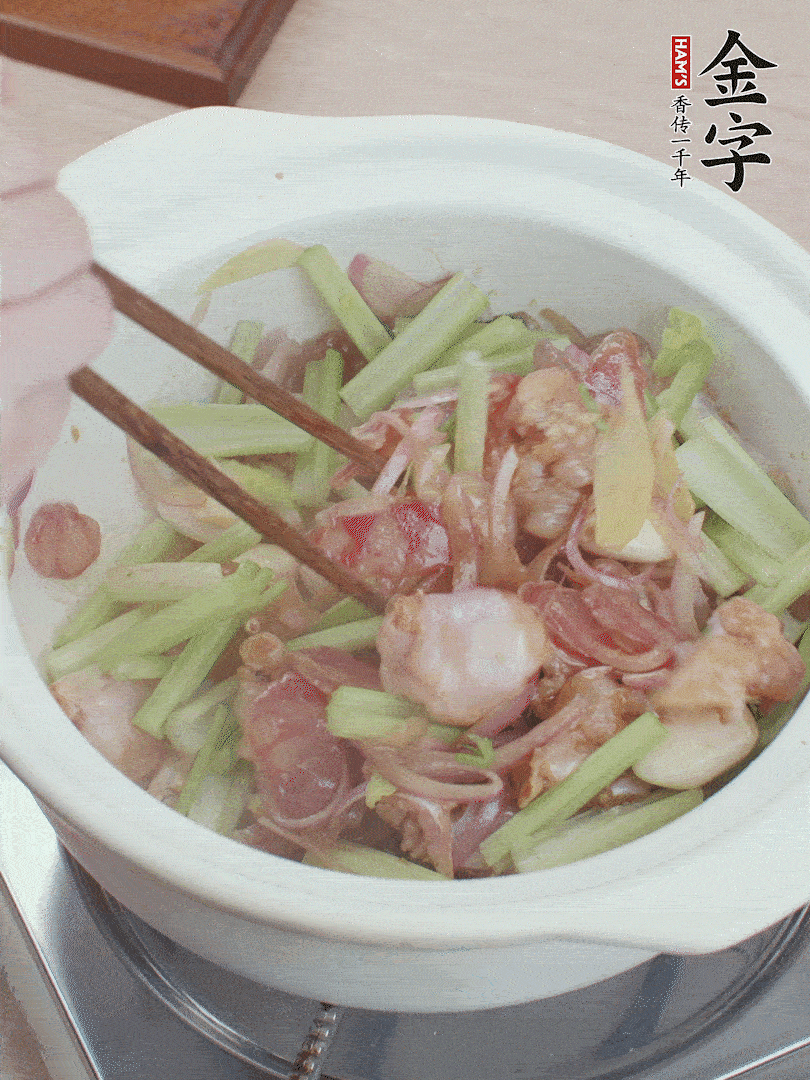 下牛蛙、芹菜、香腸翻炒。