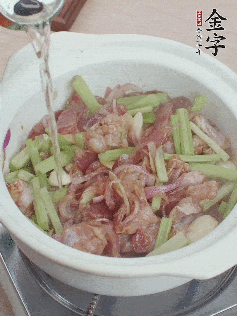 牛蛙變色后，淋點(diǎn)啤酒，加蓋后調(diào)小火燜10分鐘。