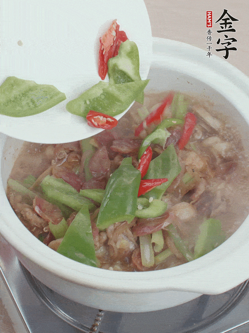 下綠菜椒，翻炒1分鐘。