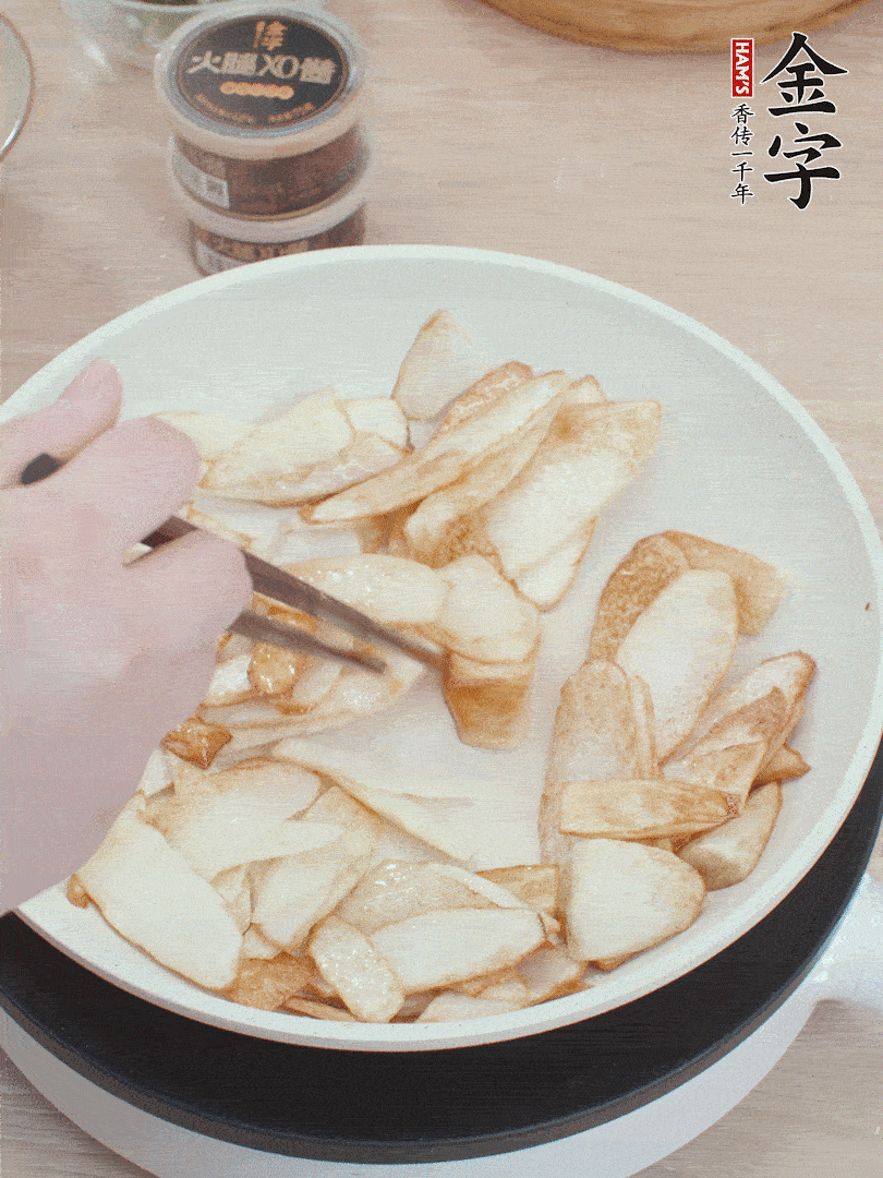 鍋中熱油，山藥煎至兩面金黃。