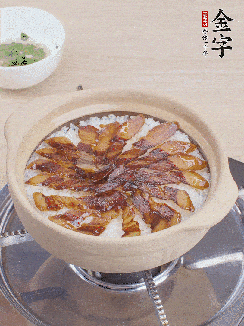 快收水時(shí)，鋪醬油肉，鍋邊淋點(diǎn)油，轉(zhuǎn)動砂鍋，燜煮2分鐘。