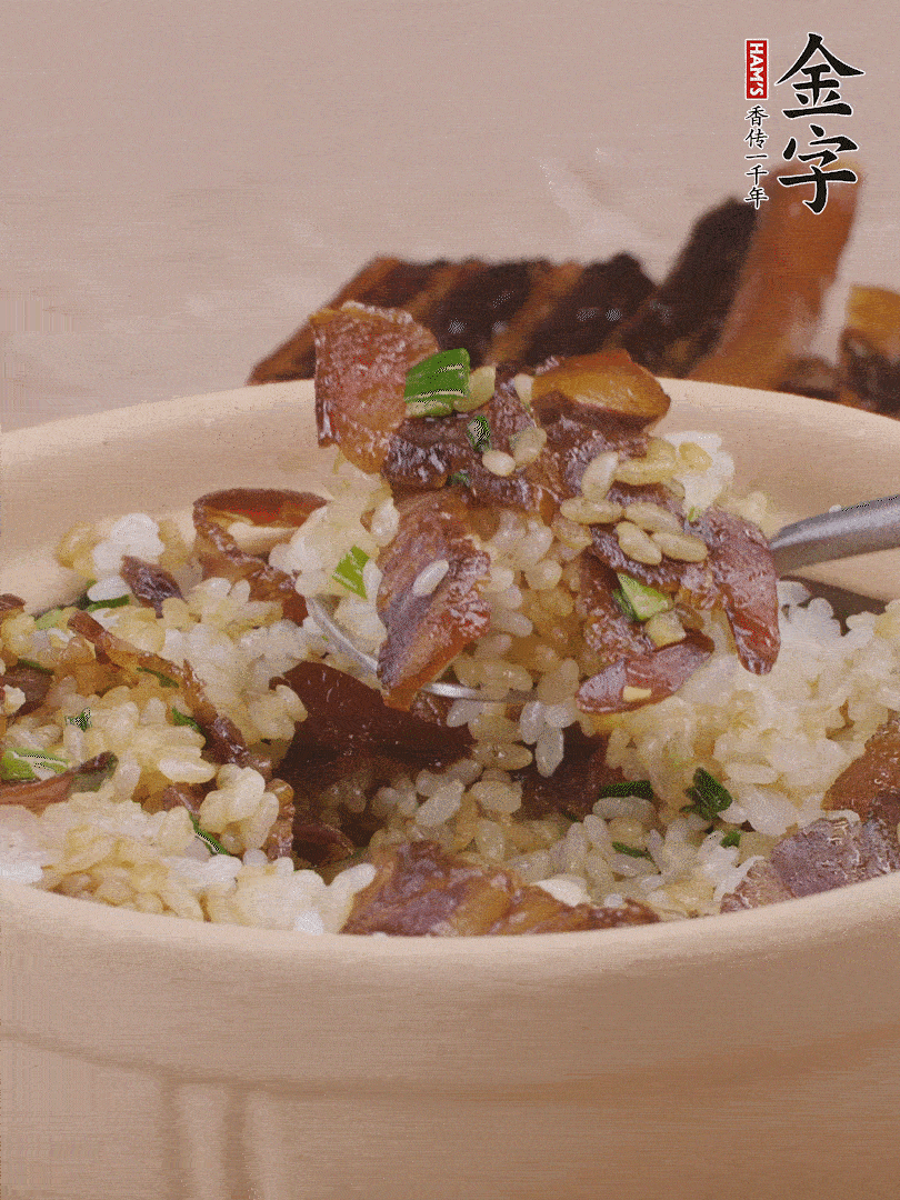 揭蓋后撒點(diǎn)蔥花裝飾，趁熱拌勻。