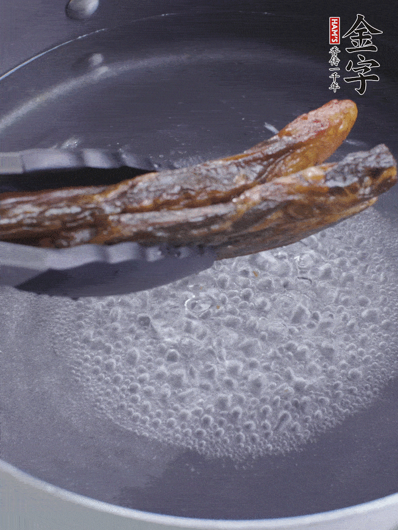 金字醬油肉水煮15分鐘，切薄片。