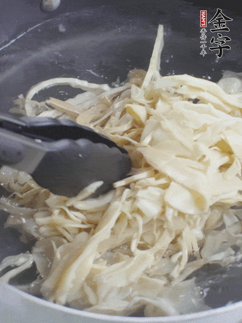 糯米筍焯水1分鐘，過涼水，擠干水份。