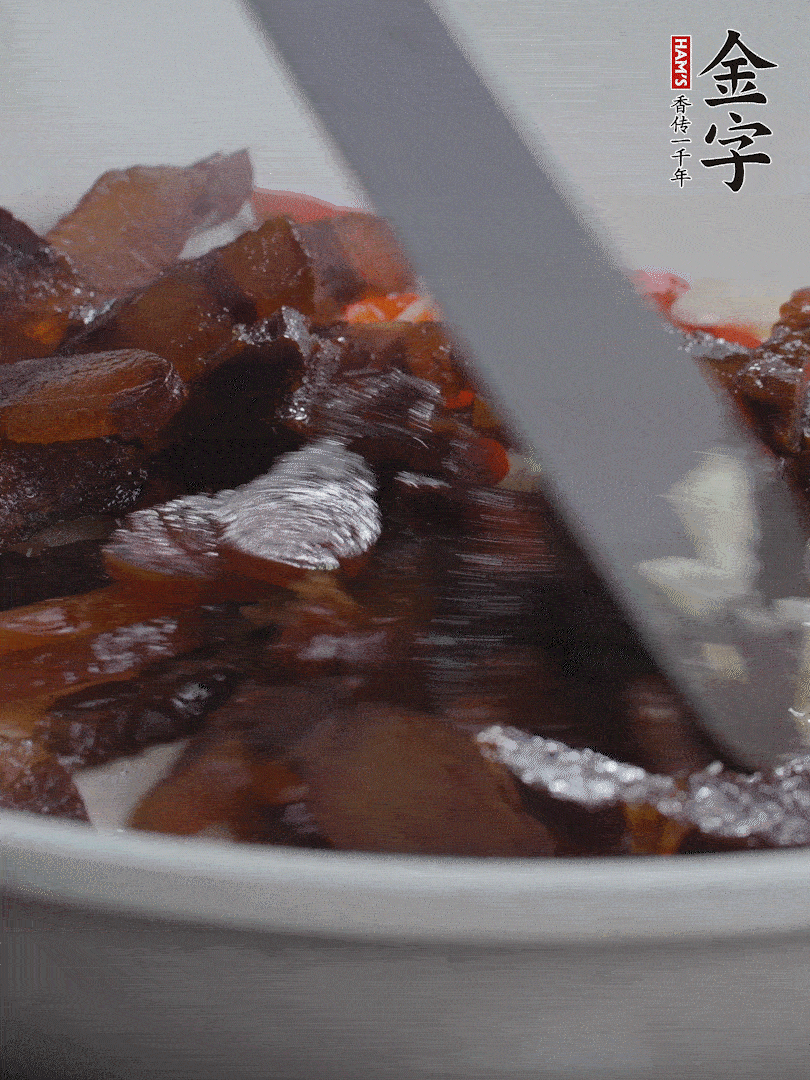 下醬油肉，煸出油脂。