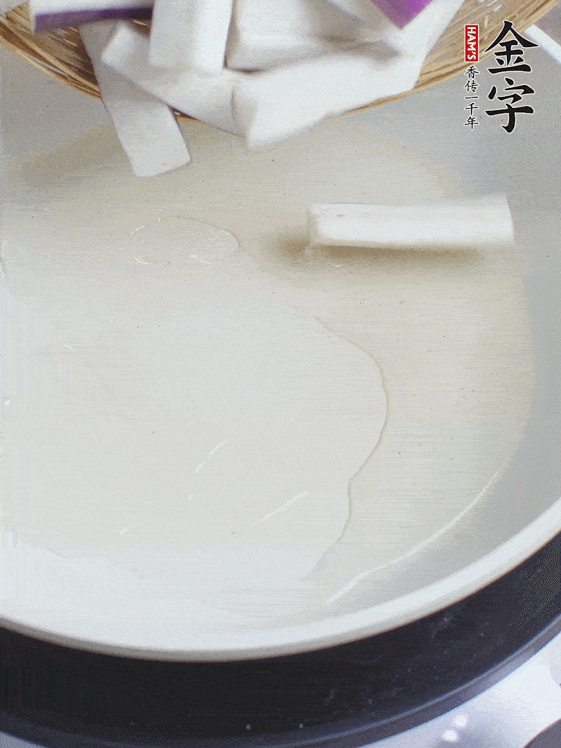 杭茄洗凈去蒂，縱向剖成4份，切成長10cm左右的段。白洋蔥切絲。口蘑洗凈去掉柄。紅椒切菱形片。