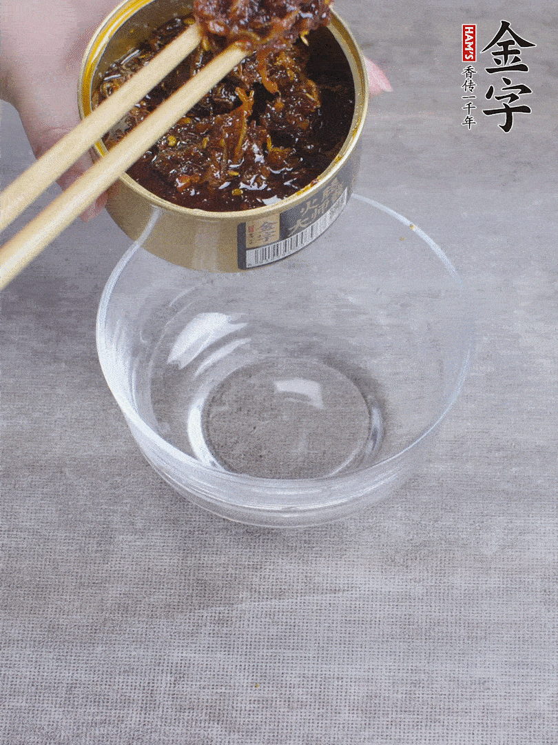 金字火腿大師醬2勺、醬油1勺、白砂糖1/2勺調勻。