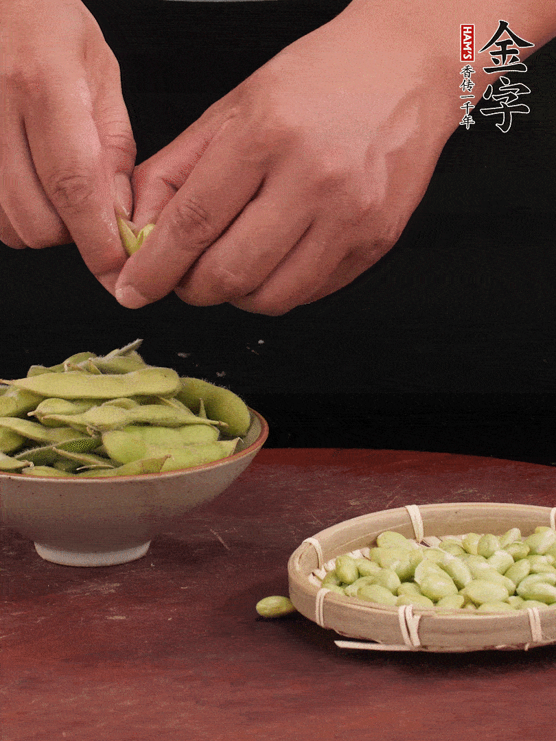 新鮮毛豆剝殼。