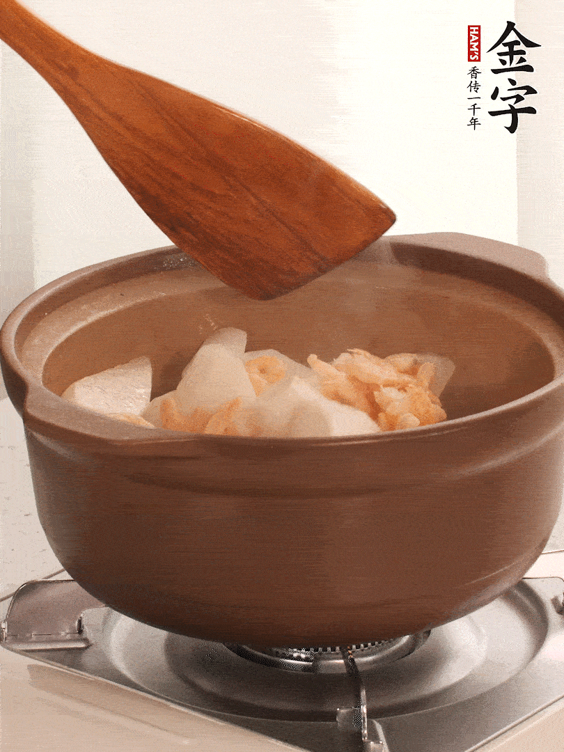 放白蘿卜、海米煸炒1-2分鐘，白蘿卜一定要先炒過再燉湯，香味更足。