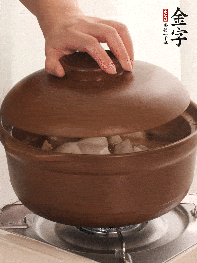 倒沒過食材的熱水，大火燒開。蓋上蓋子轉(zhuǎn)中小火，燉15-20分鐘。等蘿卜煮到喜歡的軟爛度就可以關(guān)火。