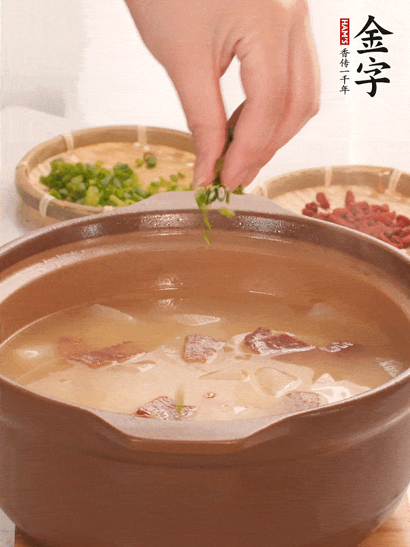 最后點綴點小蔥花、枸杞，增色提味。