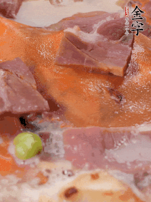 放適量料酒、清水煮到沸騰，再下蟹塊燜煮8分鐘。
