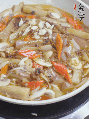 撒蒜末、香菜末。
