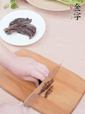 金字醬油肉下鍋煮10分鐘，切薄片。