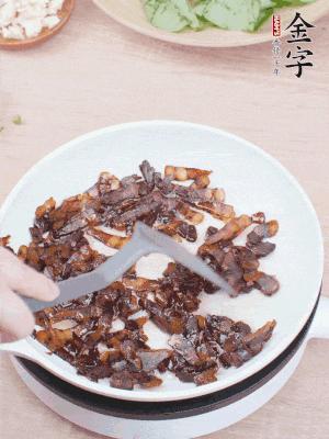 起鍋熱油，煸香醬油肉，撥拉到一邊。