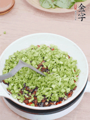 下菜梗翻炒，混合醬油肉。