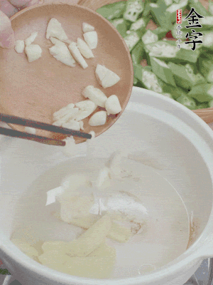 砂煲熱油，姜蒜、辣椒煸香。
