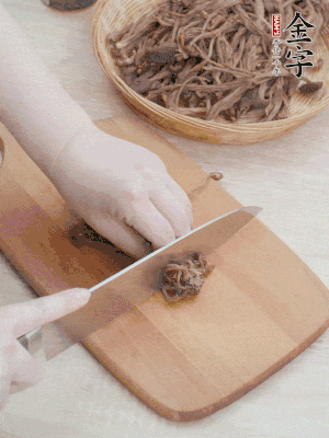 干茶樹菇浸泡過夜，去老根焯水，擠干水份。