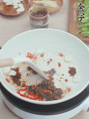 熱鍋涼油，姜蒜、辣椒、金字火腿xo醬炒香。
