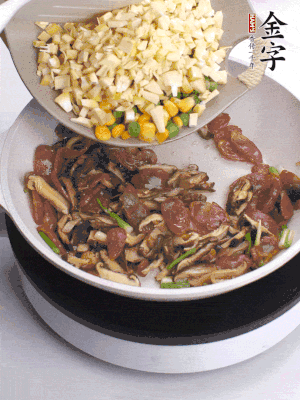 鍋里熱油，爆香蔥白，下香腸片炒至微微出油，加時蔬粒、香菇粒、春筍粒翻炒均勻。