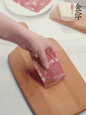 金字培根火腿改刀切小片；白洋蔥切丁；新鮮豌豆剝殼。