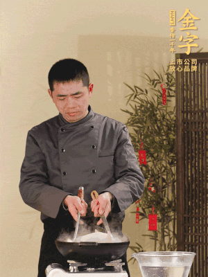 整只土雞冷水下鍋，加蔥姜、料酒焯水，撈出后用溫水清洗干凈。