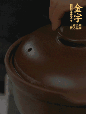 雞、火腿、姜片一起放入砂鍋中，大火轉小火燉2小時。