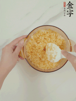隔夜剩米飯加蛋黃攪拌均勻。