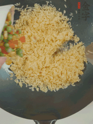下豌豆粒、胡蘿卜粒、玉米粒。（買現成冷凍的雜菜即可，非常方便）