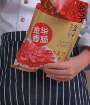 香腸切成斜片，小米辣切成斜片。