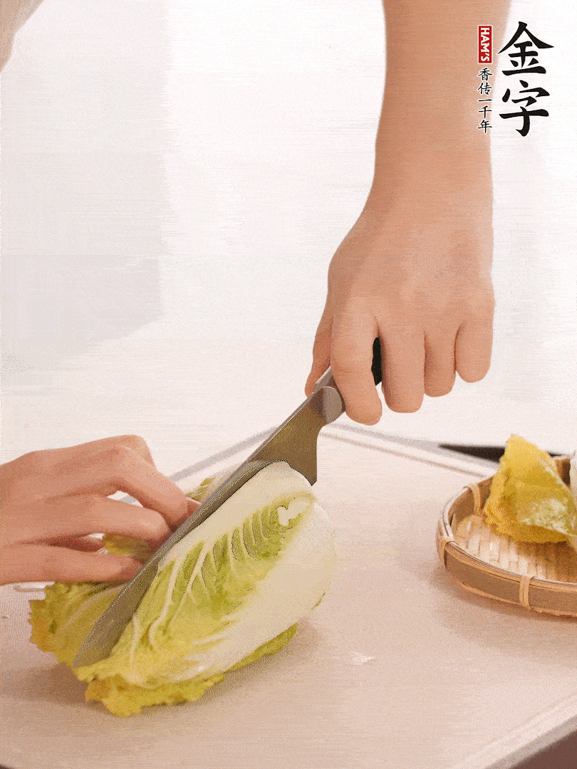 生姜切末，白菜改刀成成塊。