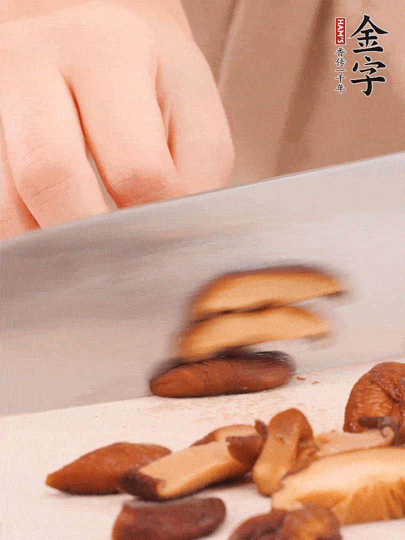 干香菇泡發(fā)，切成小塊。