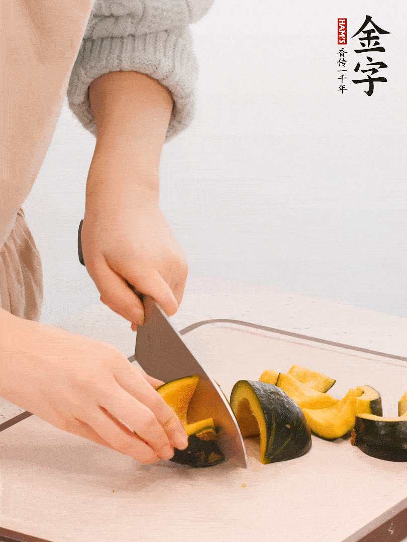 貝貝南瓜切小塊，生姜切成姜絲。