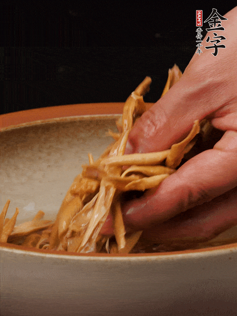 農(nóng)家土筍尖提前泡軟，用刀劃成細絲，這樣會更加入味。