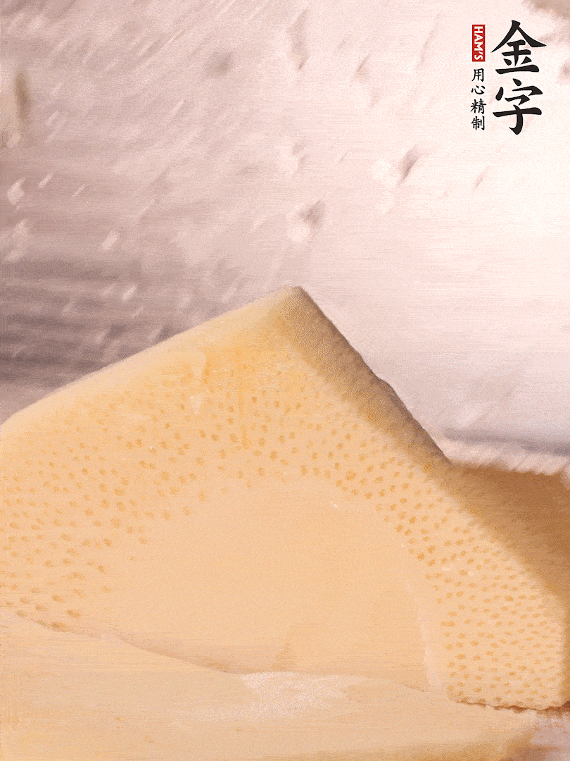 冬筍處理干凈，切滾刀塊，開水焯燙去除澀味