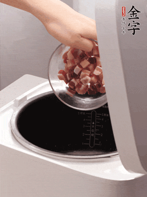 鍋中倒入豬油，油熱后炒熟上海青，給倒少許鹽調(diào)味