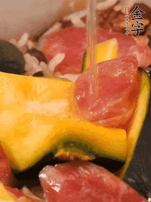 倒入溫開水，水量高出米面一個(gè)指節(jié)。