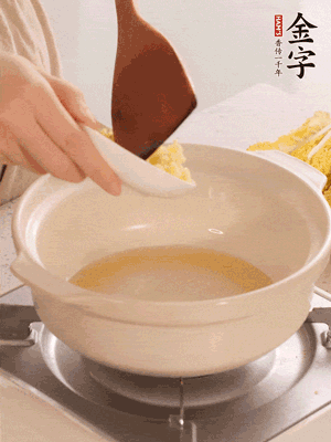 鍋里留少量底油煸香火腿和姜末。