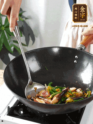 煸香蒜末，下香腸翻炒均勻，再依次下雞縱菌、黃瓜花