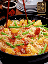 加水，沒過大部分食材。把瀝干水分的米飯均勻地鋪在上面，筷子戳幾個(gè)洞