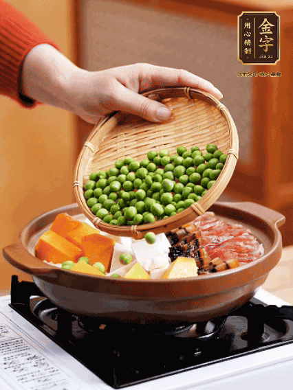 再鋪上臘腸、醬油肉、豌豆，小火煲6分鐘